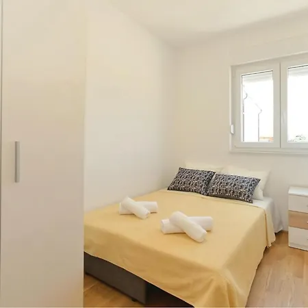 아파트 Amazing Apartment In Mandre With 2 Bedrooms *