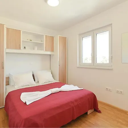 아파트 Amazing Apartment In Mandre With 2 Bedrooms