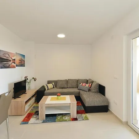 Two-Bedroom Apartment in Mandre * Mandre