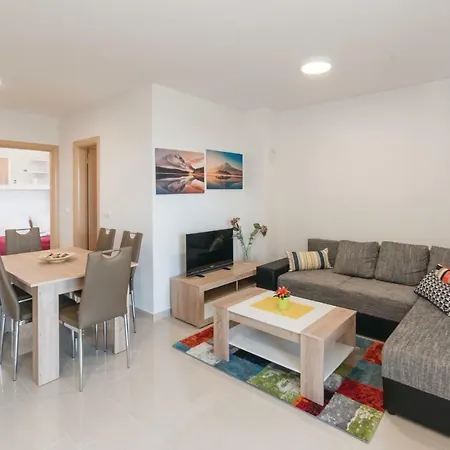 Two-Bedroom Apartment in Mandre Lejlighed *